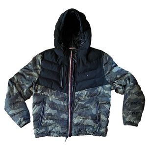 Tommy Hilfiger Hooded Camo/Black Two Tone Puffer Jacket Men’s Size Large